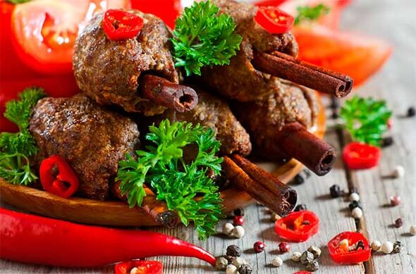 Meat rolls with spices and vegetables is an example of proper nutrition